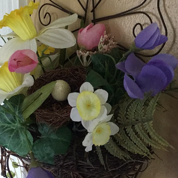 Butterfly spring floral basket - Picture 3 of 6